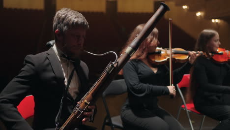 Fagott-Im-Orchester,-Männlicher-Musiker-Spielt-In-Einer-Kleinen-Musikkapelle.-Musiker-Vor-Ort