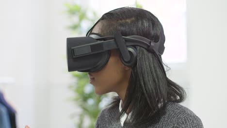 使用 vr 耳機的女性近距離拍攝