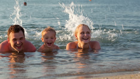 Familia-Joven-Chapoteando-En-El-Mar