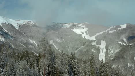 Atemberaubende-Aussicht-Auf-Skipisten-In-Den-österreichischen-Alpen-Im-Winter