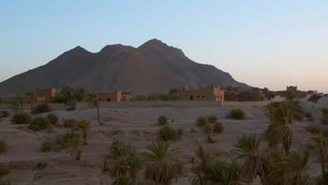 pequeño pueblo en el desierto de marruecos, durante la puesta de sol.
