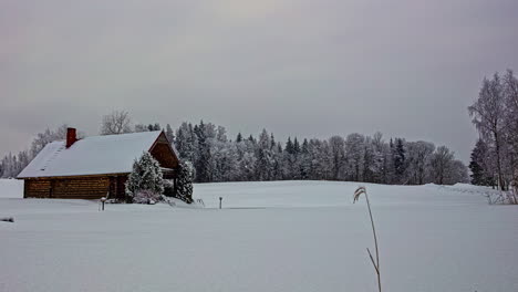 Timelapse-De-Cabaña-De-Madera-De-Invierno-Aislado-En-Paisaje-Nevado-Con-Nieve-Que-Cae