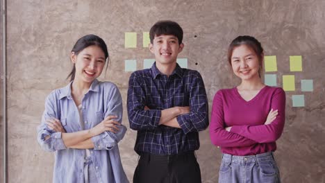 미소 짓는 소녀 의 근접 사진 이 천천히 카메라 를 바라보고 있다