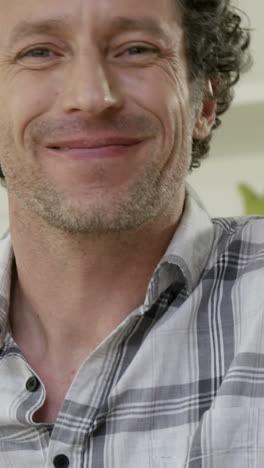 retrato de un hombre sonriendo y cocinando