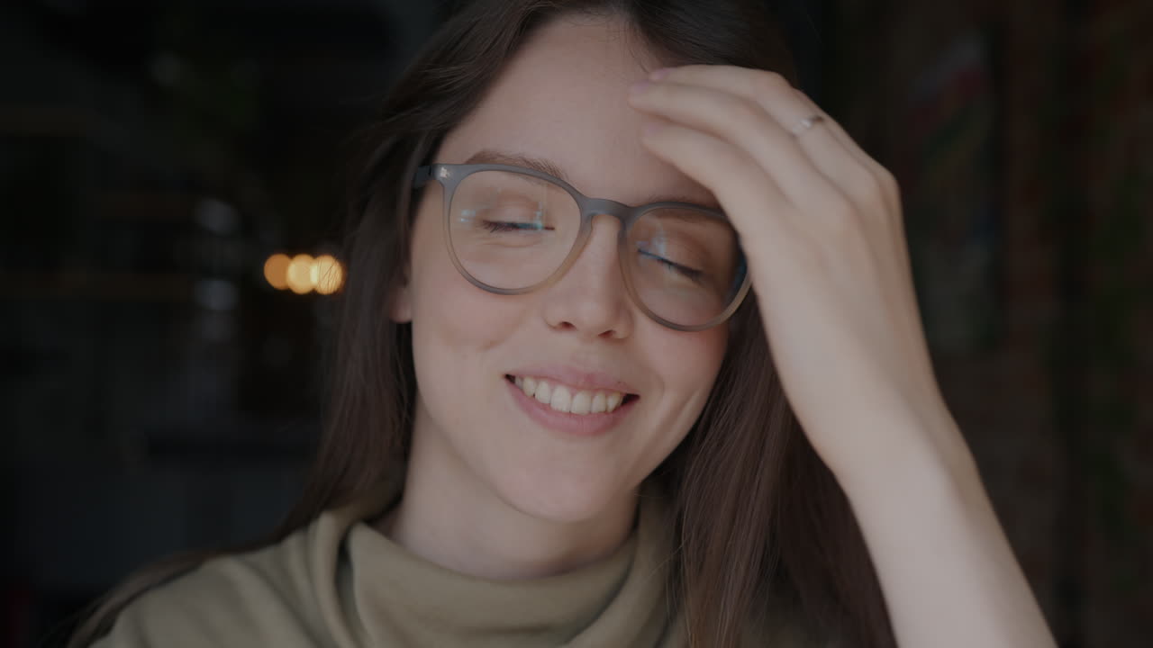 Mujer sonriente con gafas