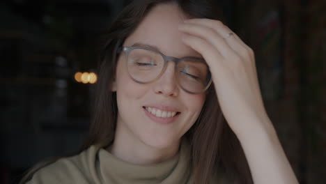 mujer sonriente con gafas