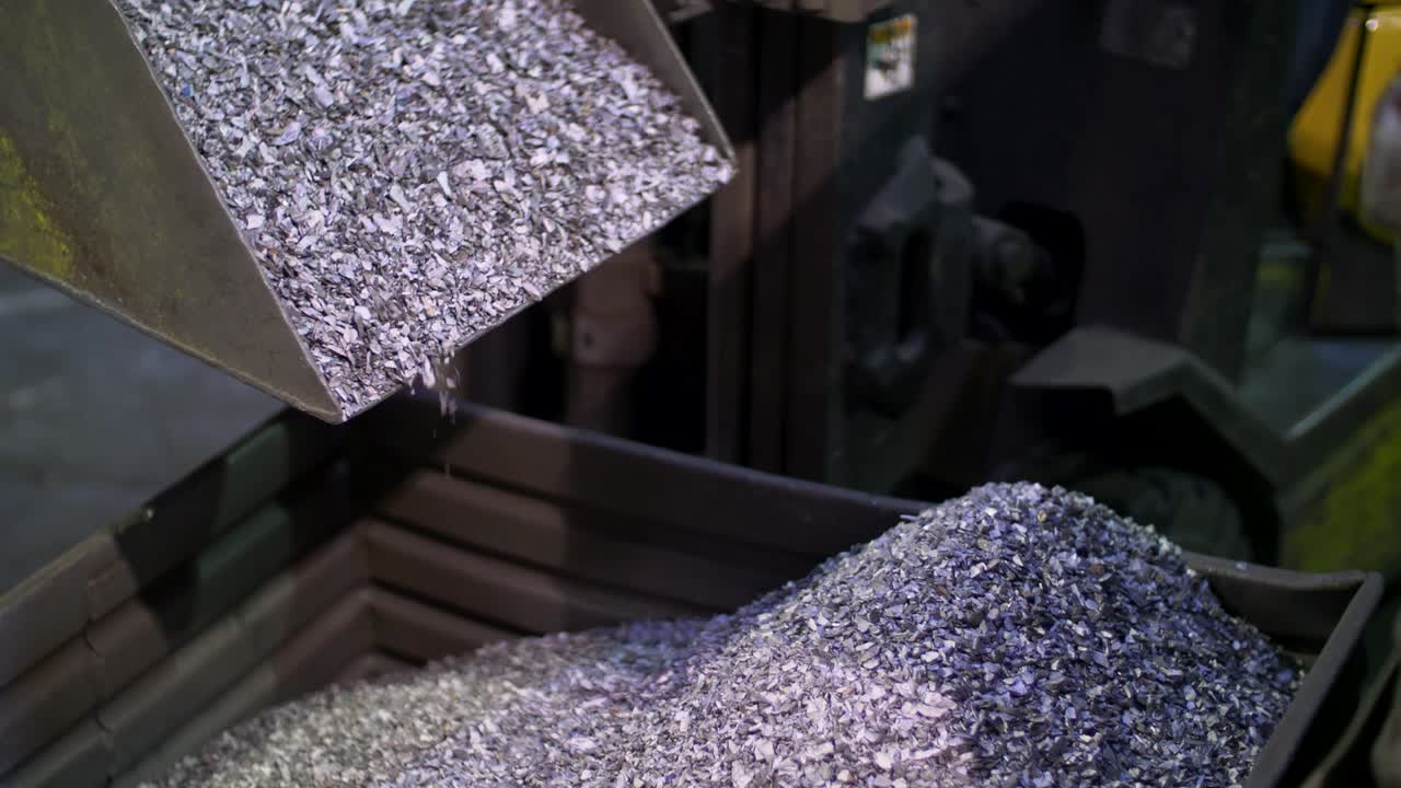 더 큰 버킷에 금속 자갈을 붓는 유압 버킷