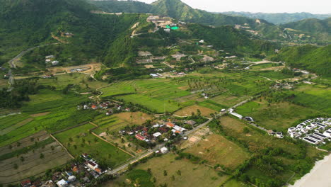 Vista-Aérea-Que-Muestra-El-Paisaje-Tropical-De-Lombok-Con-Campos-De-Cultivo-Tropicales-Y-Playa-Torok-Durante-El-Día-Soleado,-Indonesia