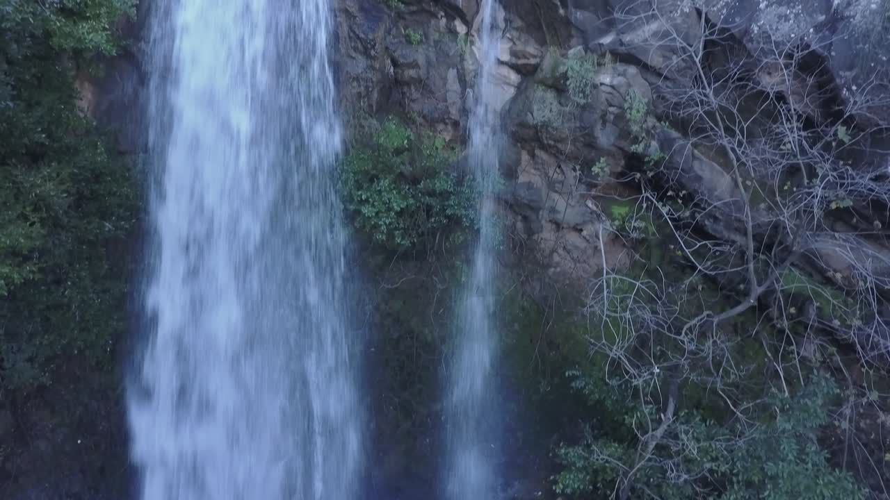hermosa cascada en un entorno de montaña rocosa