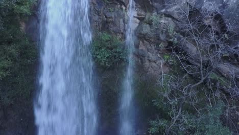 hermosa cascada en un entorno de montaña rocosa