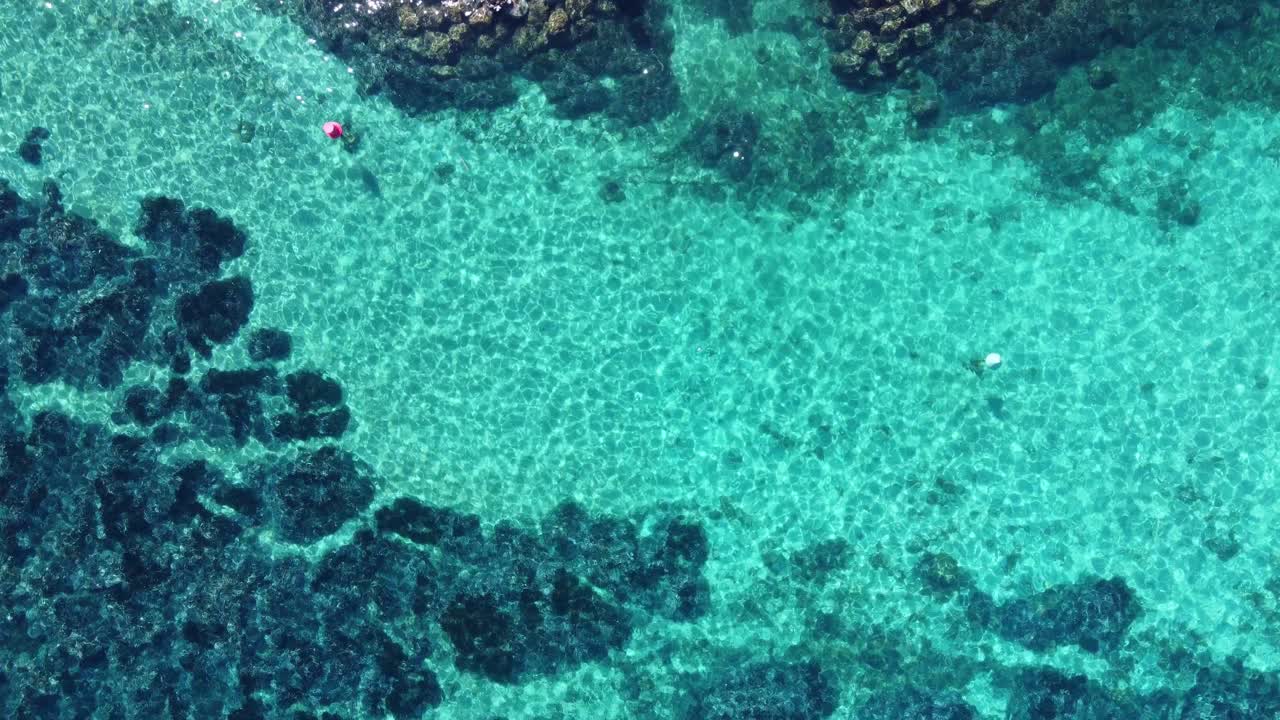 지중해에서 프랑스 남부의 칸 옆에 있는 iles de lérins의 saint honorat 항구 입구를 비행합니다.