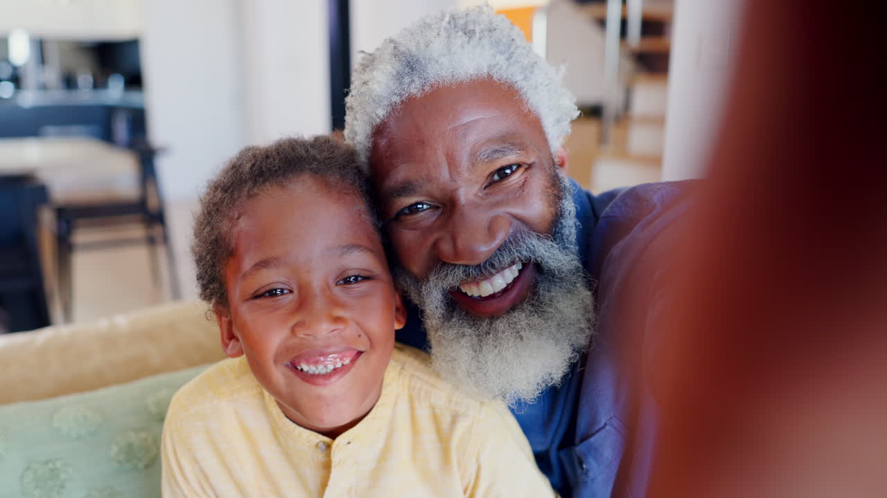 Volto, sorriso e selfie di bambino con il nonno