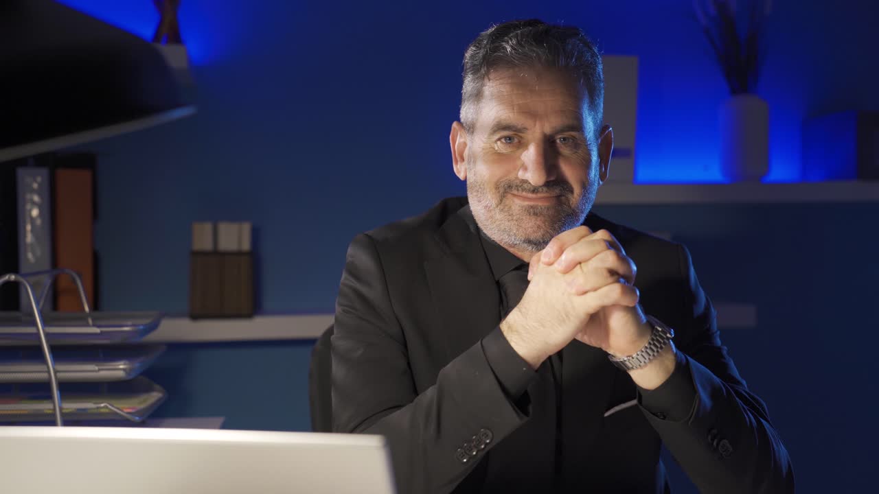 retrato de un gerente exitoso e inteligente, director ejecutivo, hombre de negocios.