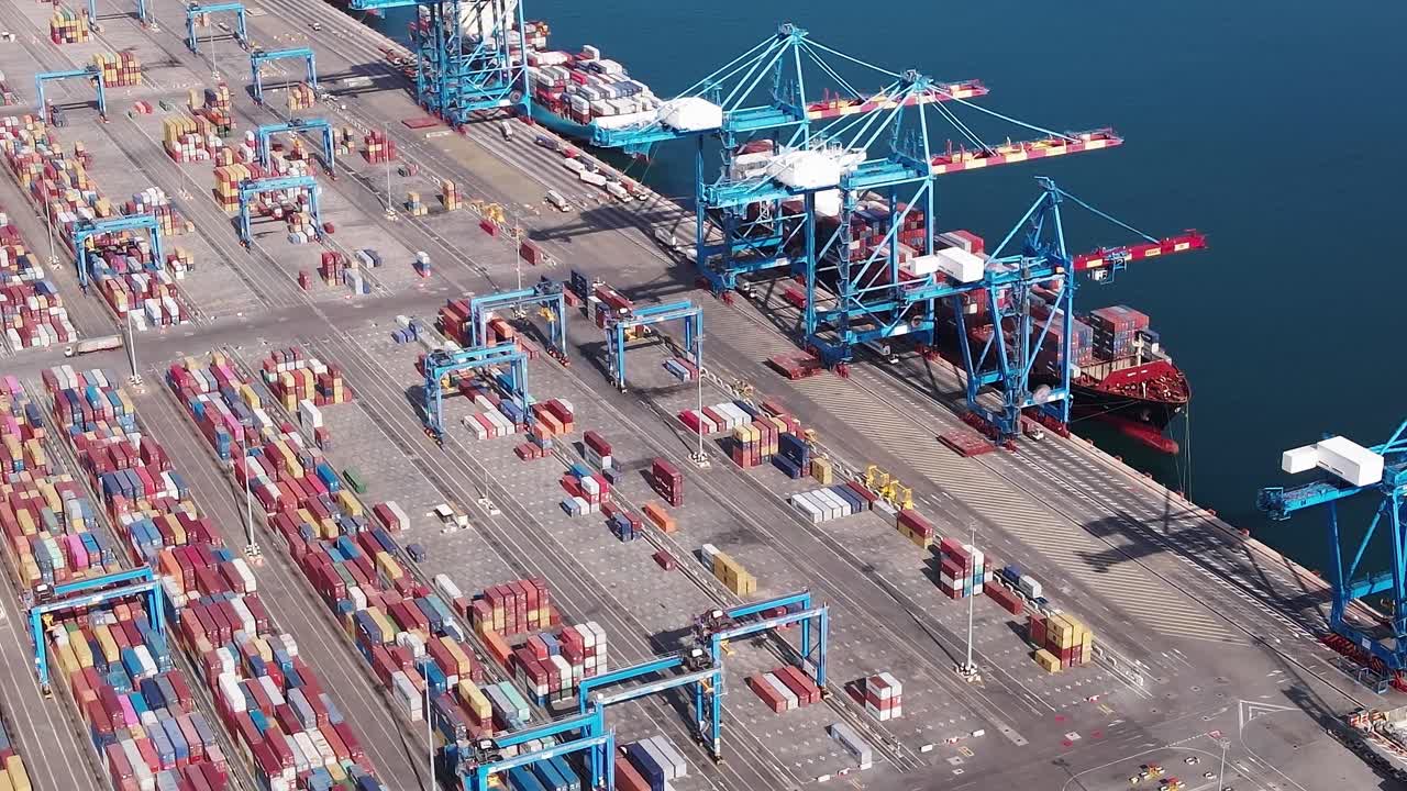 Attività portuale che mostra la movimentazione container ad Accra, in Ghana