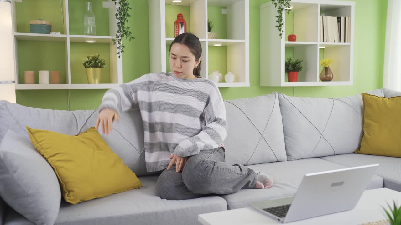 우울한 아시아 젊은 여성이 분노의 폭발과 신경약을 겪고 있습니다.