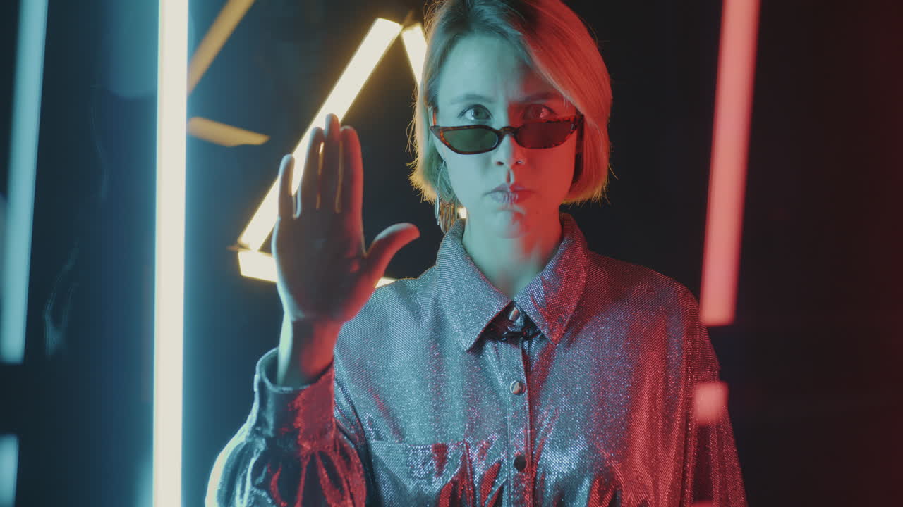 mujer elegante con luces de neón