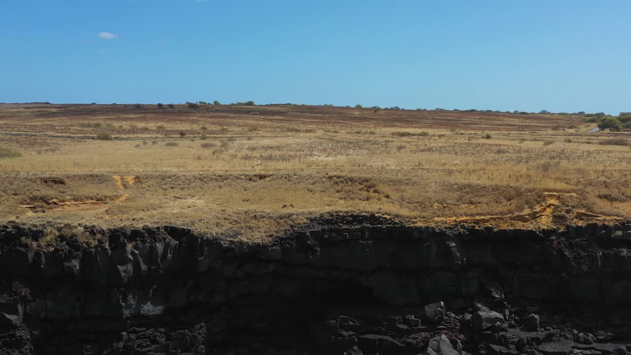 vista aérea de los acantilados de la costa en la isla grande, hawaii