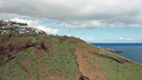 Antena-De-La-Estatua-De-Cristo-Rey-En-La-Cima-De-Los-Acantilados-En-La-Isla-De-Madeira