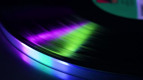 cerca del borde del disco giratorio con luces de colores