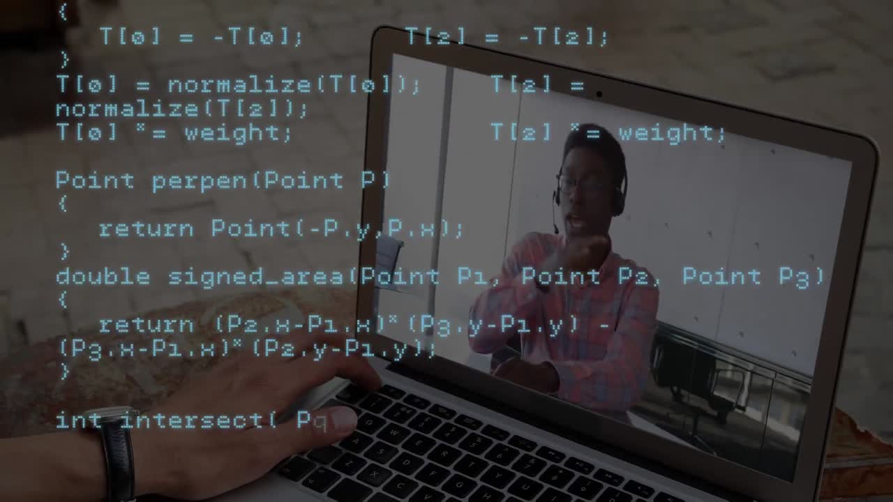datos digitales sobre el hombre en la pantalla del portátil durante una videollamada.