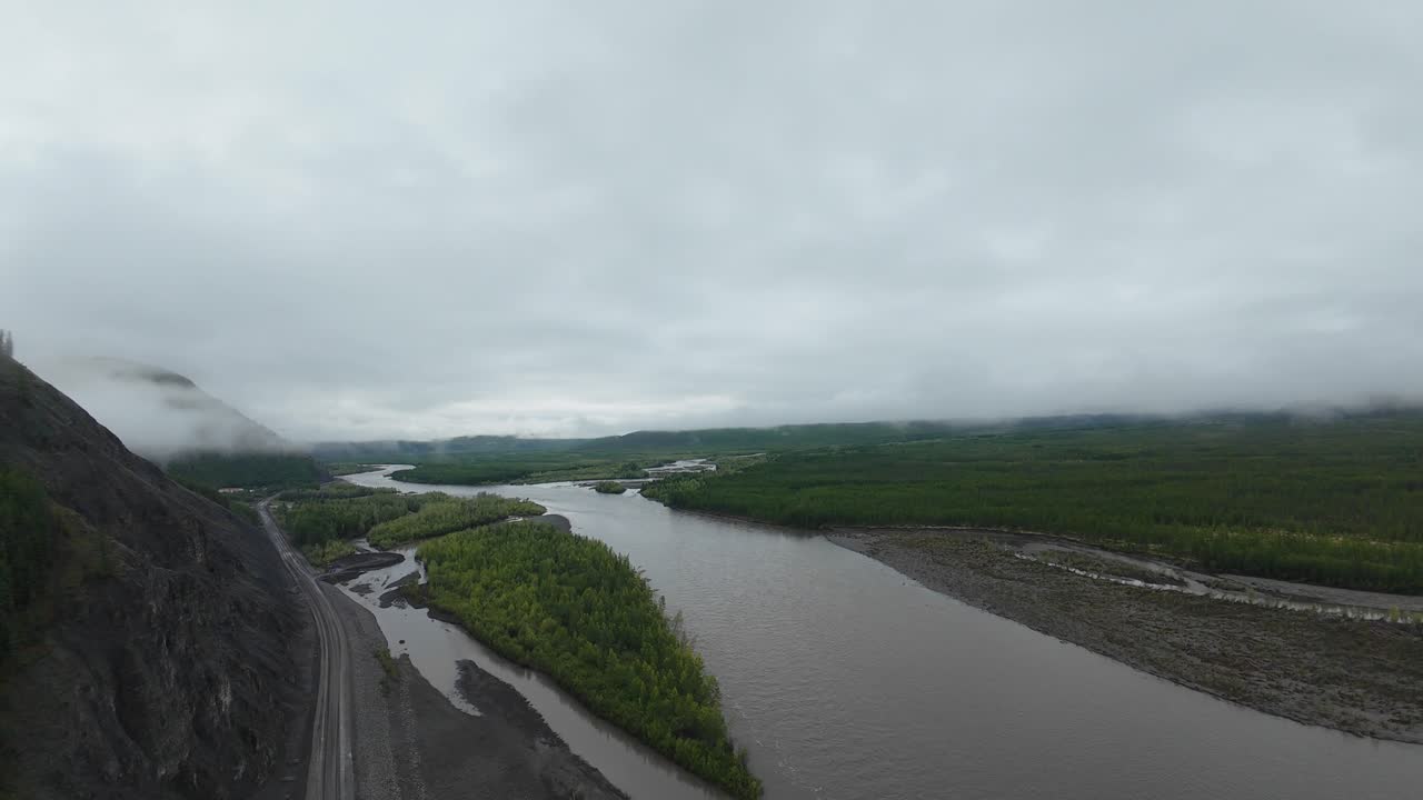 Desfrute de uma jornada cativante sobre um rio sereno, cercado por florestas e montanhas vibrantes