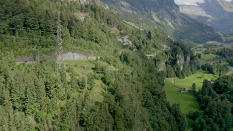 Die-Drohnenkamera-Bewegt-Sich-Vorwärts-Und-In-Weiter-Ferne-Stehen-Mehrere-Niedrige-Gebäude