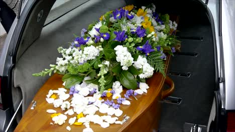 Primer-Plano-De-Un-Ataúd-Fúnebre-En-Un-Coche-Fúnebre-O-Capilla-O-Entierro-En-El-Cementerio