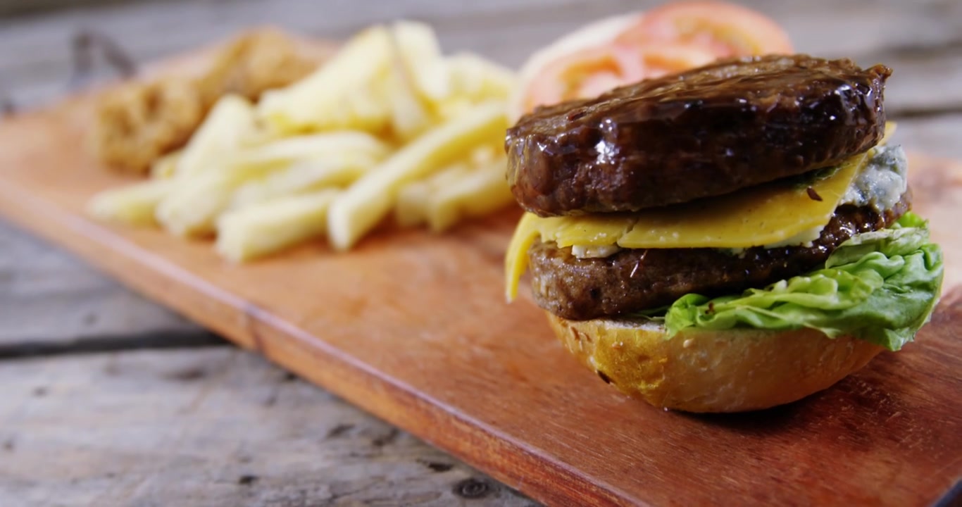 Cheeseburger Duplo Gourmet com Batatas Fritas em Tábua de Madeira