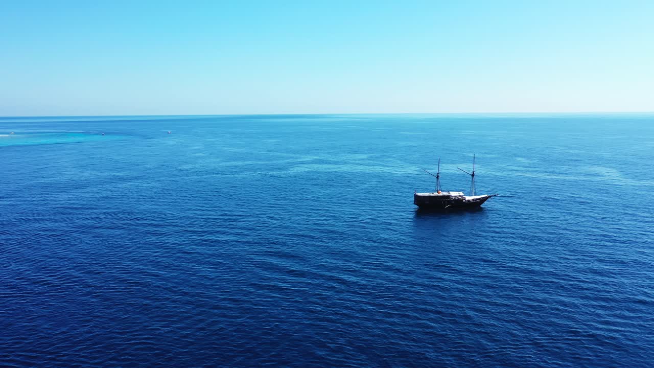아름답고 맑은 하늘과 함께 활기찬 푸른 바다의 광활한 표면에 고립된 배