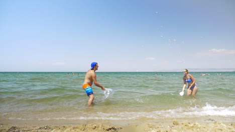 Junges-Paar-Genießt-Tischtennisspiel-Im-Meer