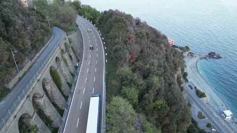 autopista en la riviera italiana. vista desde un avión no tripulado