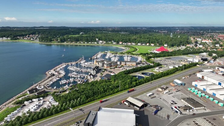 Marina per imbarcazioni a vela e barche private ad Aarhus, Danimarca - Spiaggia di Marselisborg visibile sullo sfondo - Ripresa aerea estiva