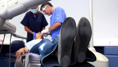 Paciente-Temblando-En-La-Silla-Del-Dentista