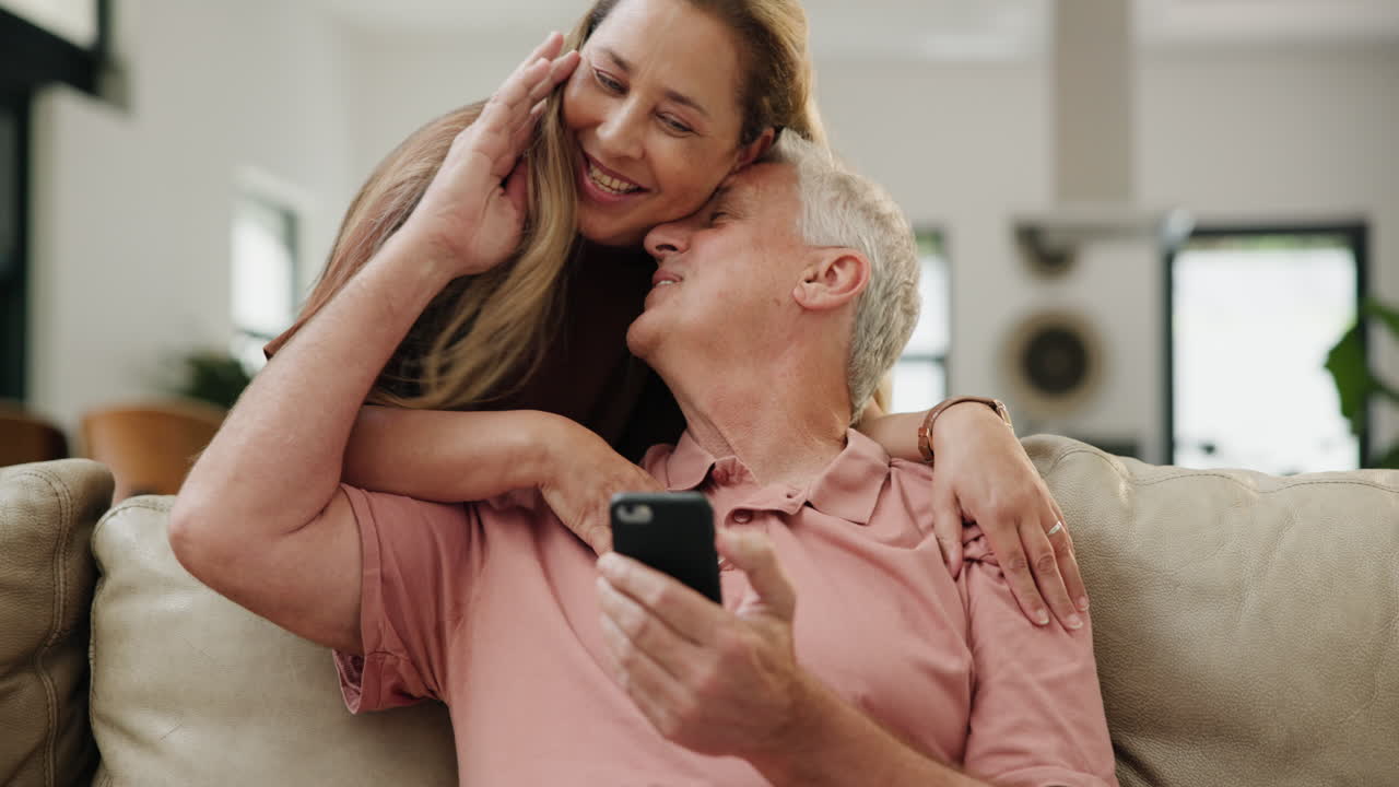 행복한 부부는 집에서 스마트폰을 사용합니다.