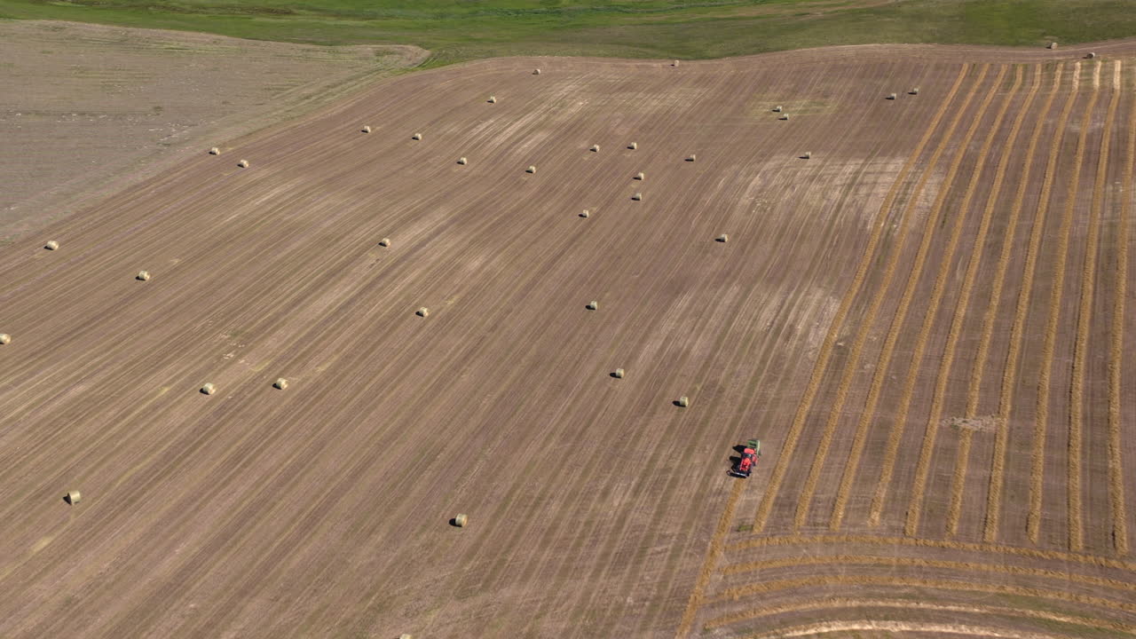 캐나다 서스캐처원의 들판에 있는 건초 베일의 공중 전망 - 드론 샷