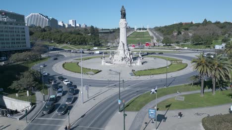 drone disparó alrededor de la estatua marques de pombal, parque eduardo vi park en el fondo, día soleado, en lisboa, portugal