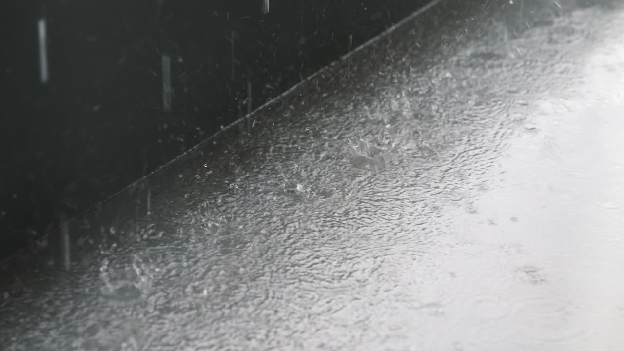 Salpicos de chuva atingem o asfalto, chuva intensa
