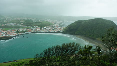 Weite-Aufnahme-Von-Horta,-Faial,-Portugal,-An-Einem-Stürmischen-Tag