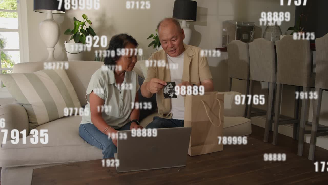 Kvinde, der taster på bærbar computer og forårsager flydende tal, mand, der kommer ind med taske, begge tjekker e-handelsordre