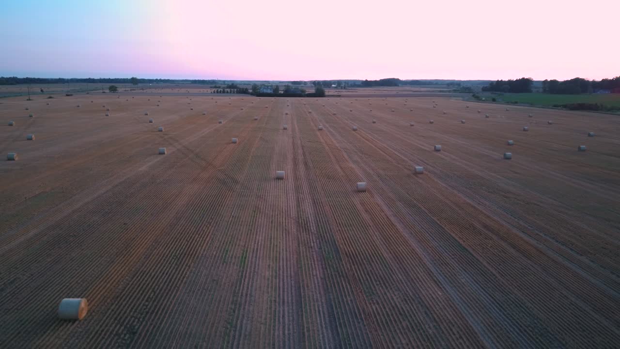 летя над полем с сена рулоны восход солнца.