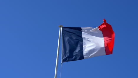 bandera francesa volando contra el cielo azul, 4k