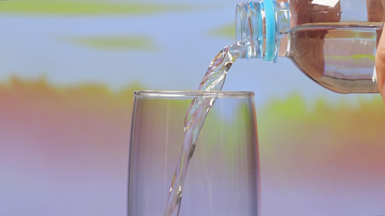 유리잔 에 물 을 부어 넣는 것