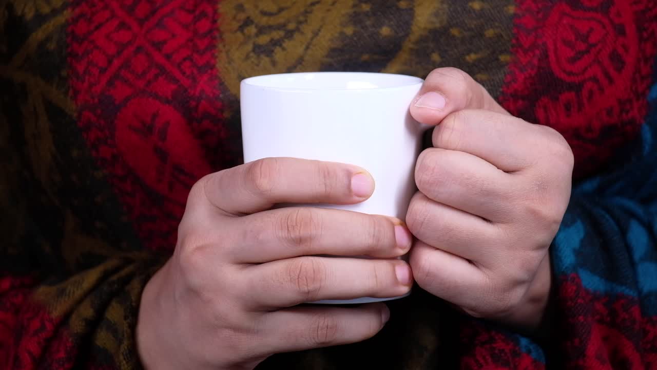 persona que sostiene una taza
