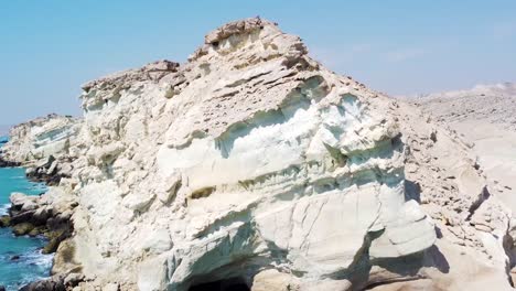 color blanco acantilado erosión forma de roca de montaña en el océano playa costera mar en la isla de hormuz qatar iran maravilloso paisaje atracción turística natural camping experiencia de viaje de viaje de camping pareja