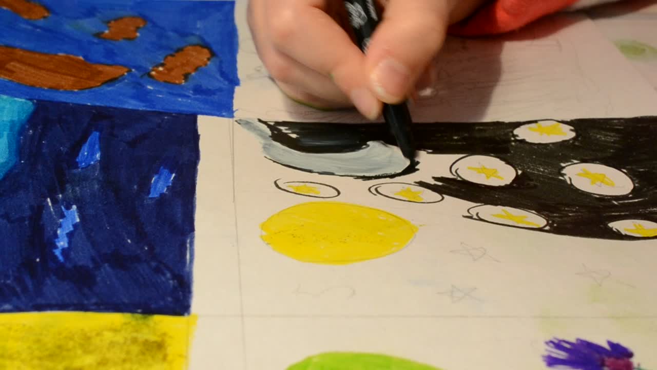 A criança desenha um desenho