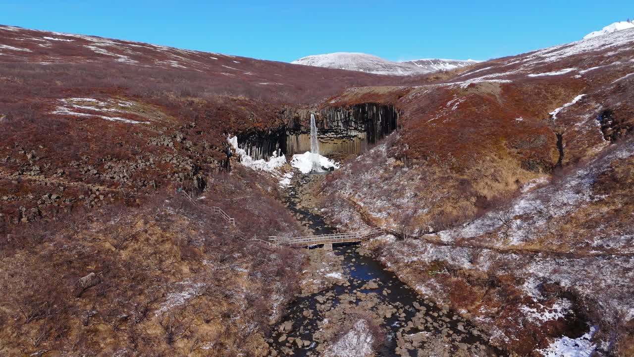 스카이라인 산 배경: 스바르티포스 (svartifoss) 아이슬란드 폭포 (icelandic waterfalls) 공중 무인기 (drone)  (zoom) 카스케이드 (cascading) 물, 검은색 숨겨진 국립공원 풍경