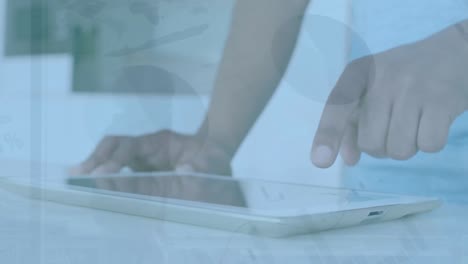 animación de la interfaz infográfica sobre las manos recortadas de un hombre biracial usando una tableta digital.