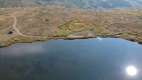 Luftaufnahmen-Des-Mückenpasses-In-Colorado-Mit-Herbstfarben-Auf-Großen-Wiesen-Mit-Einem-Hauch-Von-Wasser-Und-Schnee