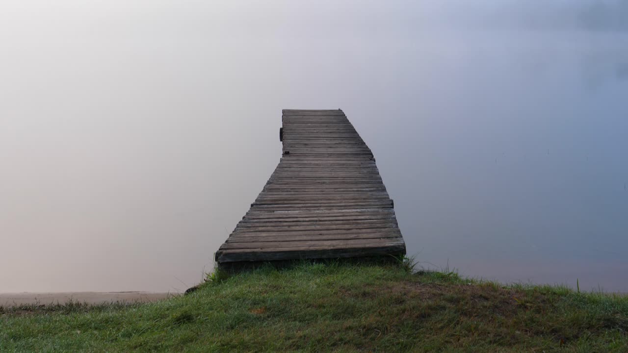 안개가 많은 아침에 은 도크로 기울어지는 - 무서운 무서운 연기 안개