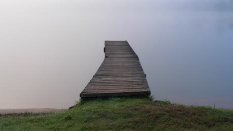 Hanheld-Tilt-Zum-Slim-Dock-An-Einem-Nebligen-Morgen---Unheimlicher,-Gespenstischer-Rauchnebel